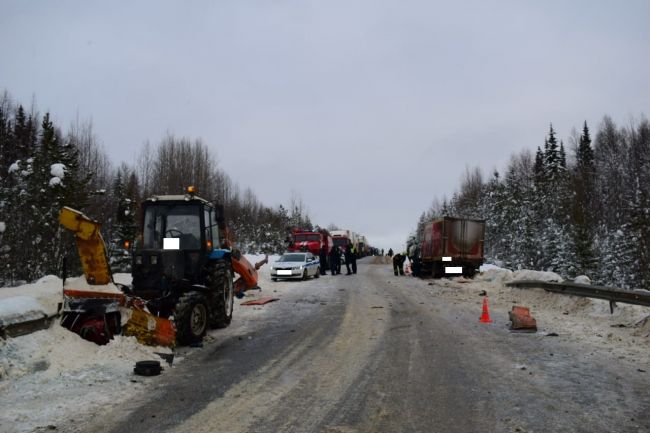На 281 км автодороги Сыктывкар – Ухта столкнулись КАМАЗ, ISUZU и трактор. Погибли два водителя